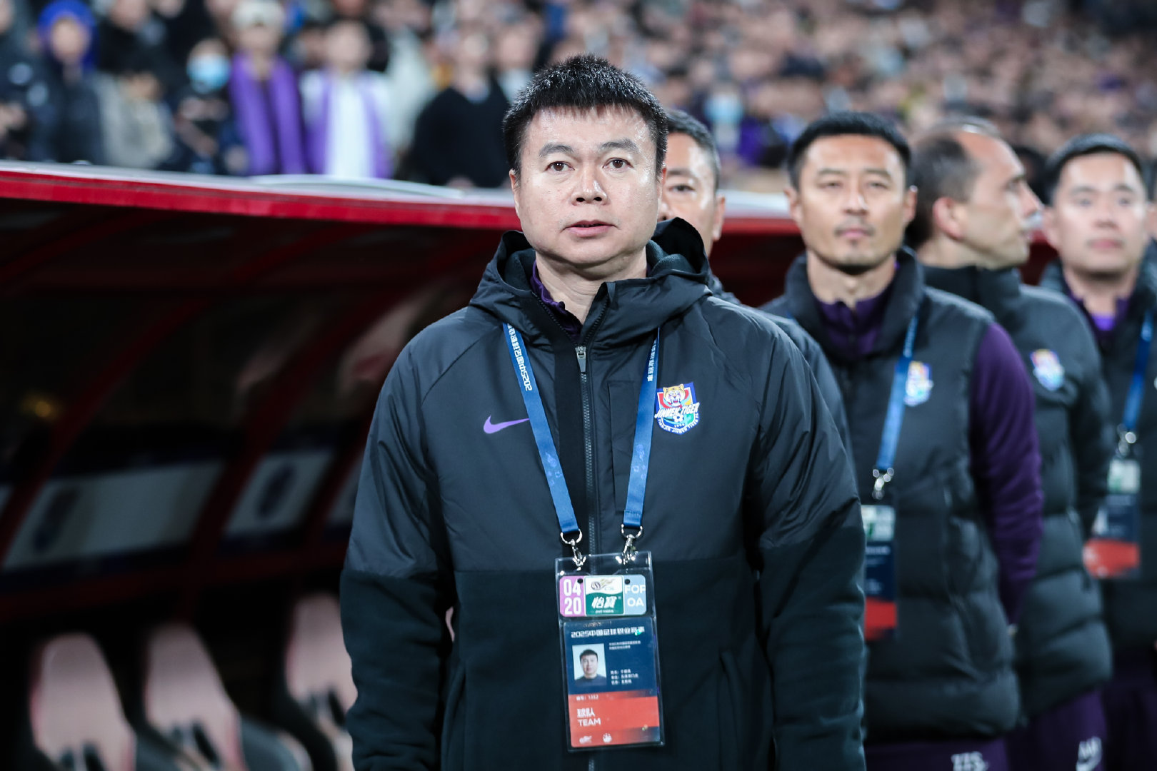 津门虎队员把于根伟抛起来 既是庆祝也是压力释放